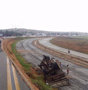 Chuva pode ter ocasionado capotamento de caminhão em estrada próxima a Junqueiro