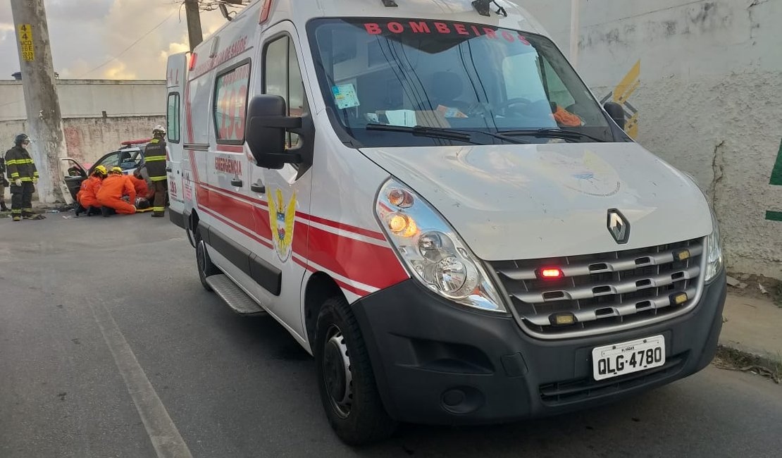 Caminhão transportador de álcool tomba em São Sebastião