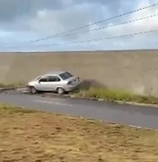 Carro derruba poste após colisão na Rota do Mar