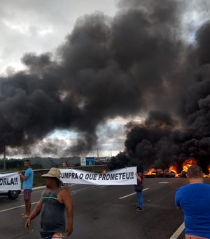 Comerciantes da Barra de São Miguel bloqueiam AL-101 em protesto