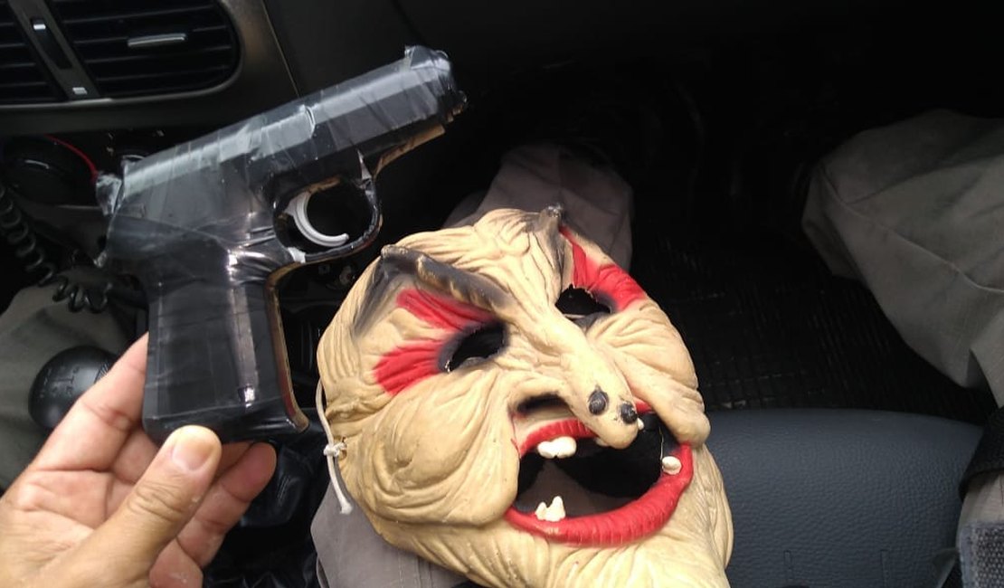 Adolescente usa máscara e simulacro para assaltar próximo a escola