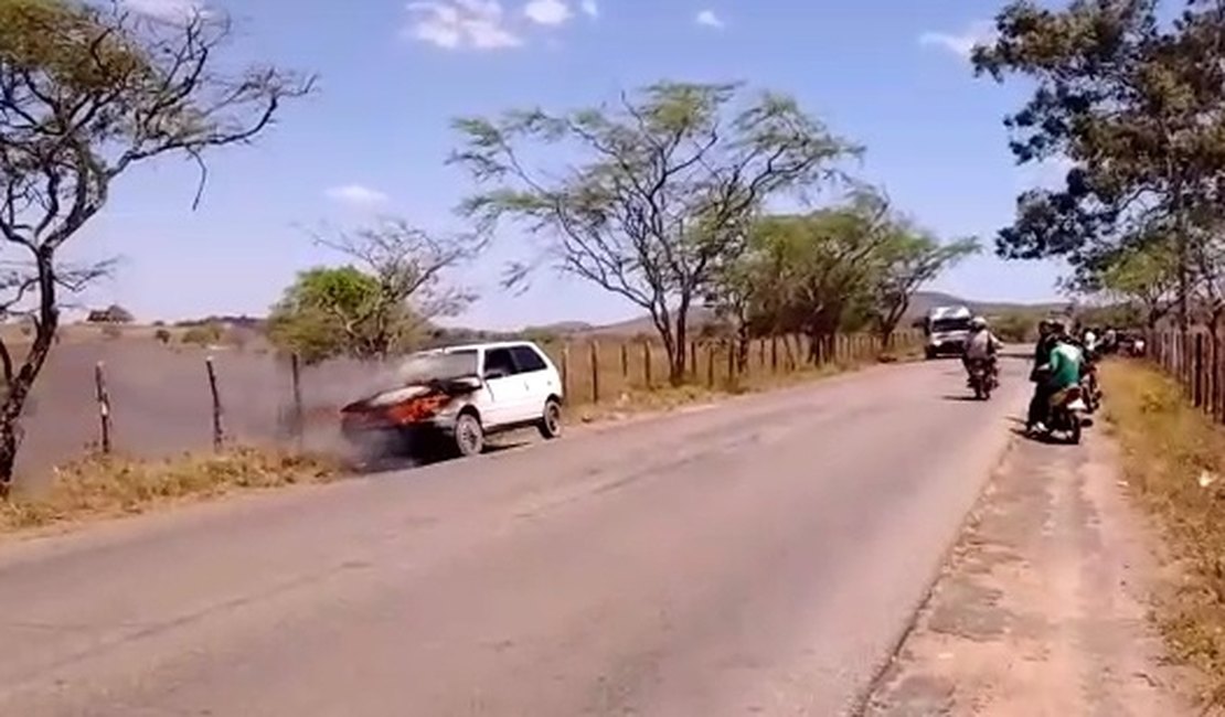 [Vídeo] Carro pega fogo à margem da AL-115, em Girau do Ponciano