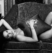  Sexy! Bruna Marquezine surge nua em clique no sofá