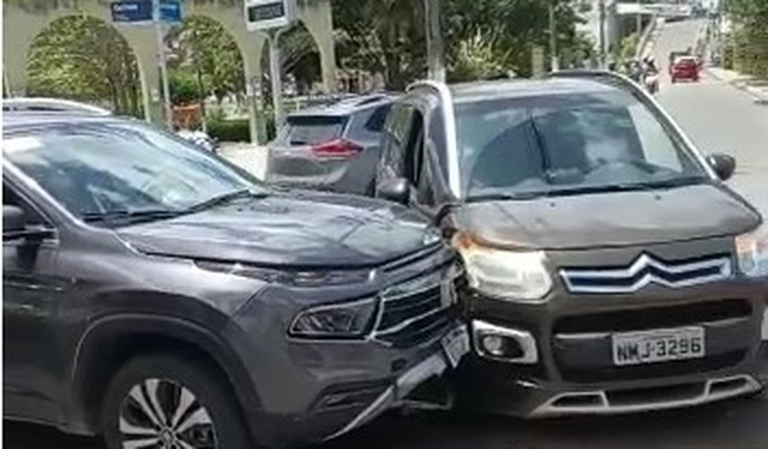 Colisão entre veículos deixa trânsito lento no Parque Ceci Cunha em Arapiraca