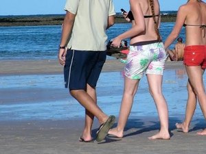 Infectologista alerta sobre risco de transmissão da Covid-19 na praia