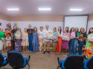Prefeito Luciano Barbosa entrega mais 100 kits de enxoval em Arapiraca