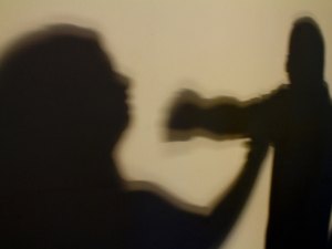 Mulher é vítima de violência doméstica e companheiro é o acusado