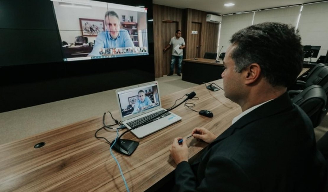  Renan Filho participa de videoconferência com governadores do Nordeste 