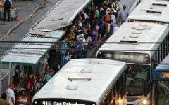 Empresa é condenada a pagar R$ 20 mil a passageira que caiu de ônibus