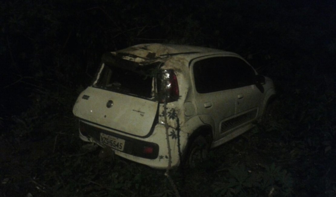 Após capotamento vítimas fogem e abandonam veículo em Arapiraca
