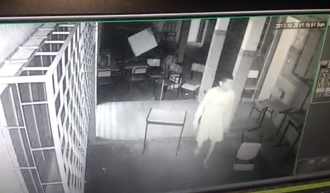 [Vídeo] Câmera de segurança flagra homem invadindo escola estadual