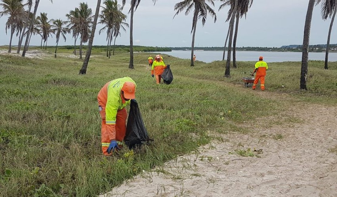 Prefeitura de Maceió realiza limpeza geral na praia do Pontal da Barra