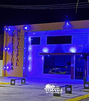 Em alusão ao novembro azul, sacada de prédio da prefeitura de Matriz de Camaragibe recebe iluminação diferenciada