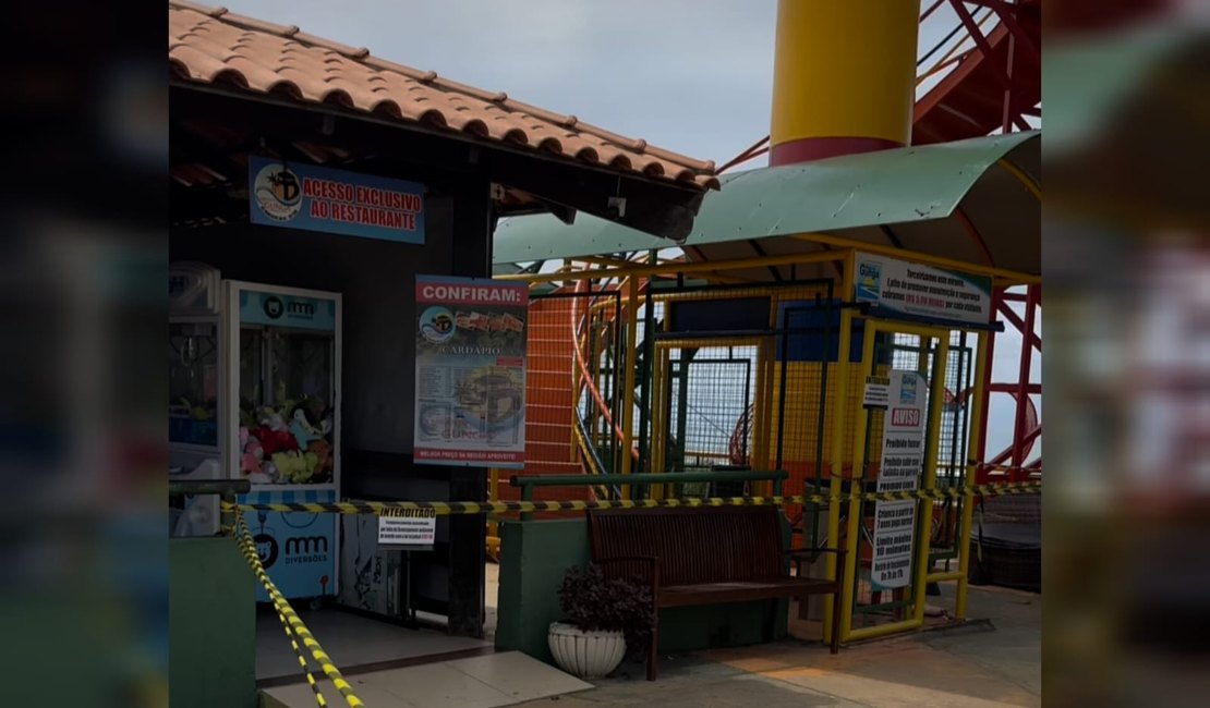 Fechamento de restaurante por falta de licenciamento ambiental vira briga política na praia do Gunga