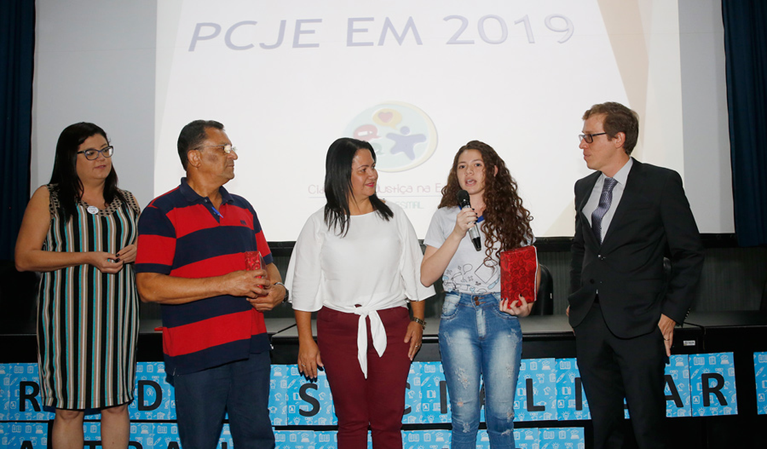 ?Esmal premia alunos da rede pública que se destacaram em concurso de redação