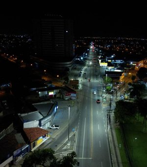 Modernização da iluminação: Avenida Menino Marcelo recebe mais de 500 luminárias de LED