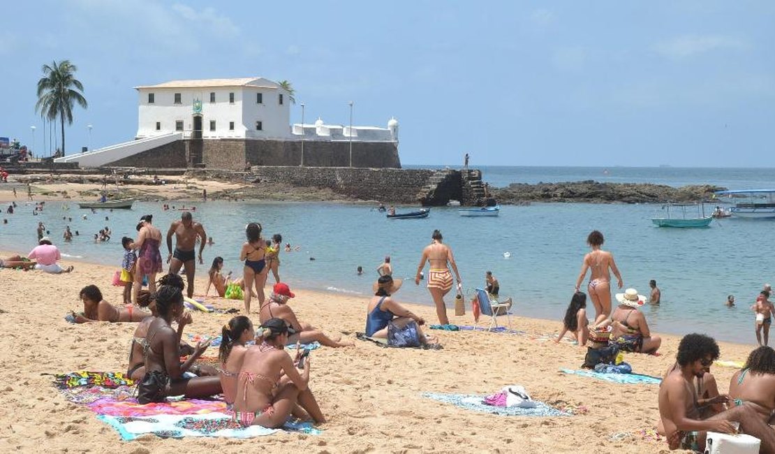 Salvador anuncia fechamento de praias, clubes e quadras para conter covid-19
