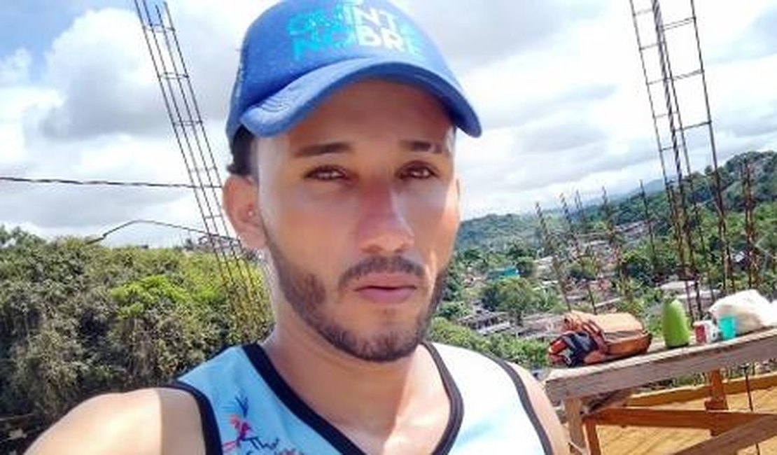 Motoboy viraliza ao levar 'bolo' de amigos em obra de casa e ganha vaquinha