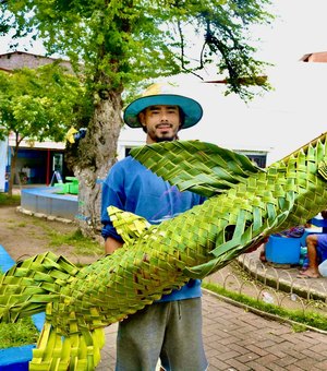 Argentino produz artesanato com palha de coqueiro em Maragogi