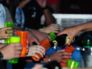 Pai flagra filha de 12 anos bêbada em festa junto com a mãe