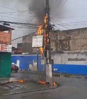 [Vídeo] Fiação de poste pega fogo no bairro Tabuleiro do Martins