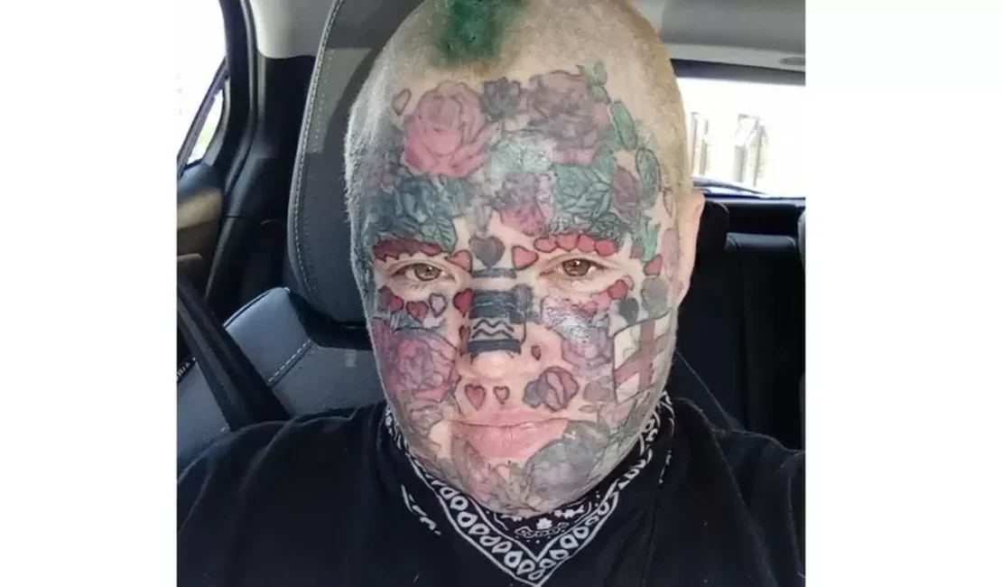 Viciada em tatuagens não consegue trabalho e mostra seu rosto 'original'