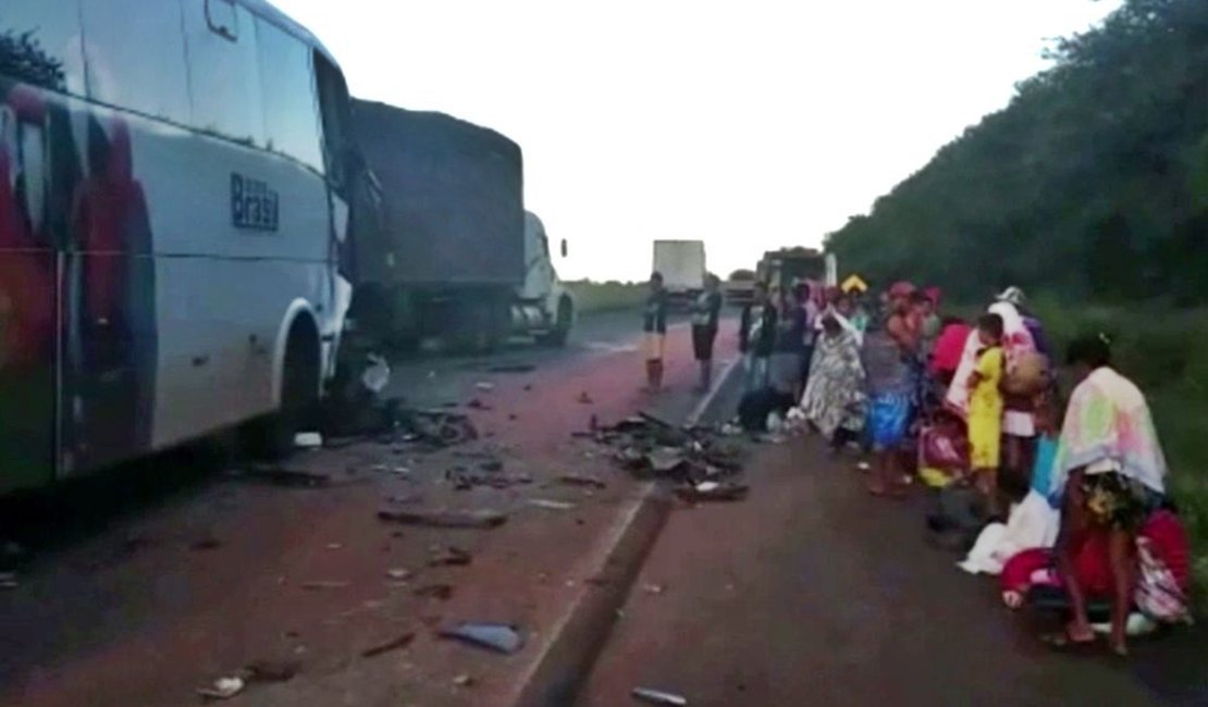 Ônibus que transportava trabalhadores alagoanos se envolve em acidente com caminhão na BR-360