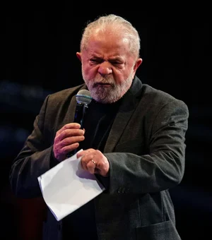 Lula critica redução de imposto que baixou o preço da gasolina