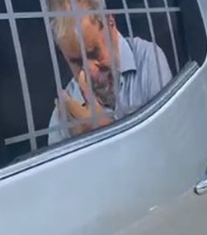 Adesivo com 'Lula preso' causa confusão entre militar e SMTT