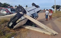 Carro capota após ser 'fechado' por outro veículo e condutor fica ferido 