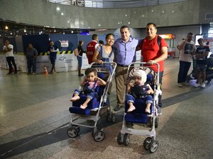Após separação, gêmeas siamesas retornam a Fortaleza para reabilitação