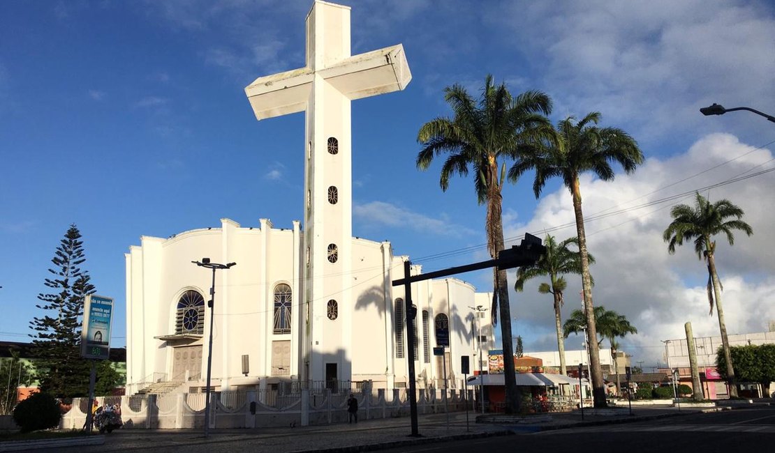 Com cuidados específicos, Concatedral de Arapiraca celebra dia da padroeira