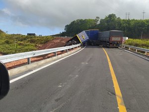 Trecho da BR-101 é parcialmente liberada após colisão de caminhões congestionar a via