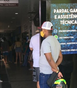 População flagra aglomeração em agência da Caixa em Maceió