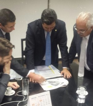 Ministro confirma a Rogério Teófilo que área do aeroporto de Arapiraca já foi escolhida