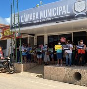 Servidores da Educação protestam na Barra de Santo Antônio