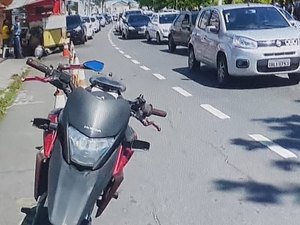 Colisão entre carro e moto deixa homem ferido na Avenida da Paz 