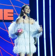 Bruna Marquezine ganha festa surpresa no backstage de Sandy e Junior