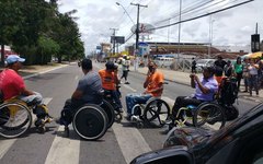 Cadeirantes param Avenida Fernandes Lima