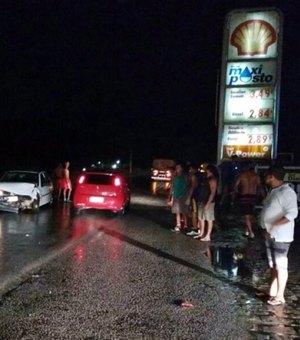 Colisão frontal entre carros deixa três feridos em São Miguel dos Campos