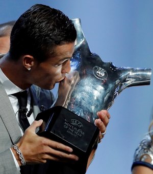 Cristiano Ronaldo supera Messi e Buffon fica com o prêmio de melhor da Europa
