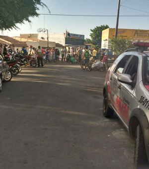 Supostos clientes furtam celular de dono de bar na Praça do Abacaxi em Arapiraca