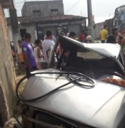 Carro colide contra muro de residência e deixa três feridos em Maceió