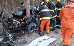 Veículo ficou destruído no acidente 