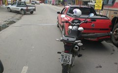 Colisão entre carros e moto deixa trânsito lento em Arapiraca