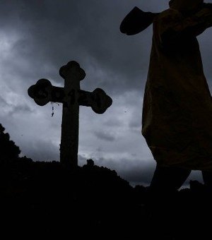 Sepultador do Cemitério do Caju enterrou a própria mãe, um filho e a ex-mulher