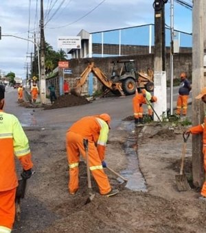 Prefeitura realiza obras de desobstrução de esgoto na Avenida Gustavo Paiva
