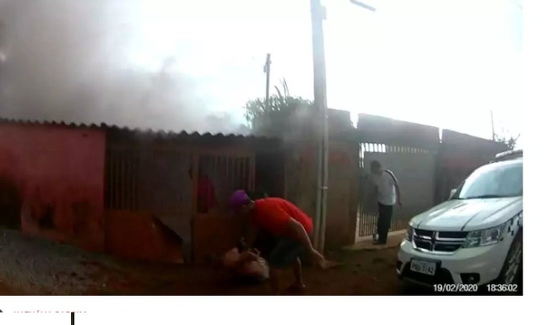 [Vídeo] Homem surta e põe fogo em casa 