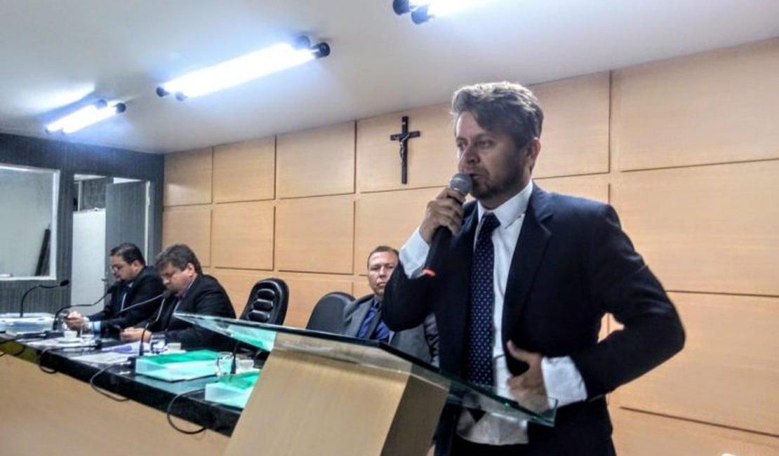 Vereador Márcio Marques diz que advogado pede que ele retire projeto e soliticita estabelecimento de horário e valores de abastecimento