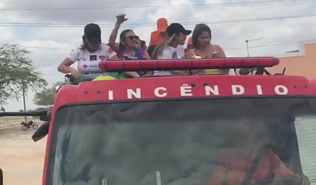 Marta é recebida com festa e caminhão dos bombeiros em Dois Riachos